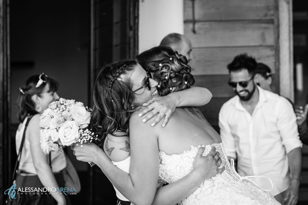 Auguri per la sposa all'uscita del municipio di Ascona