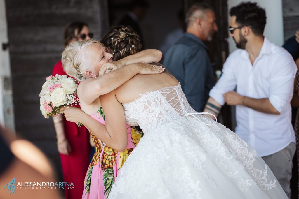 Auguri per la sposa da parte della mamma all'uscita del municipio di Ascona