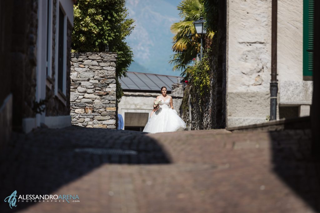 La sposa raggiunge a piedi il municipio di Ascona per il rito civile