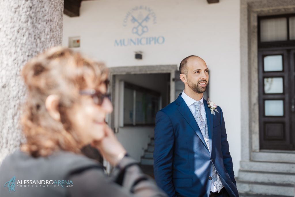 Rito civile municipio di Ascona, lo sposo vede la sposa in lontananza