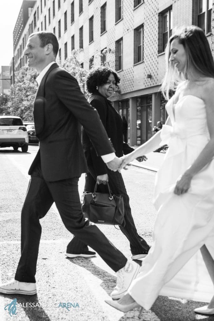 Urban Wedding in New York - Una signora guarda acutamente gli sposi